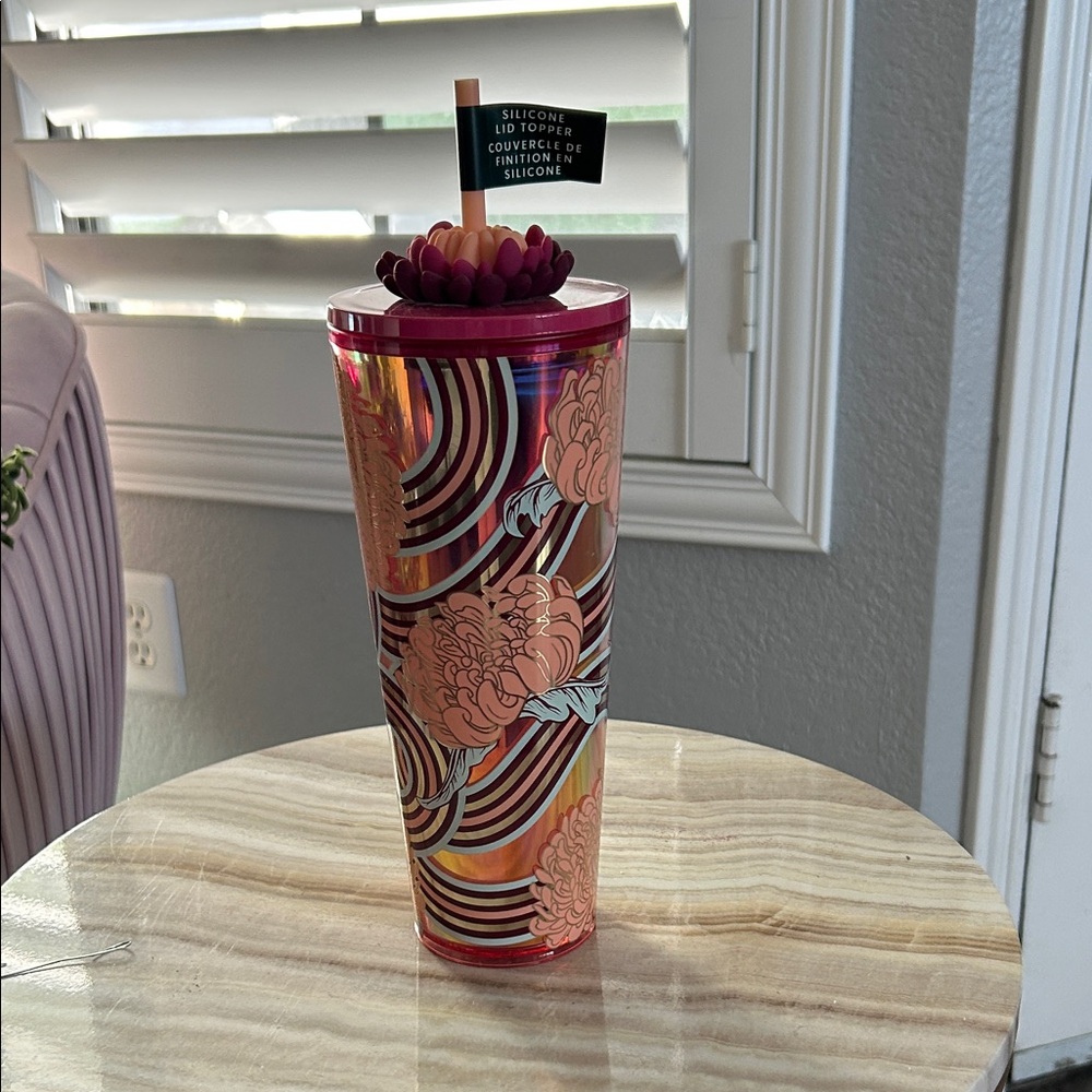 🪷NWT Groovy 24oz Starbucks Tumbler with silicone lid.